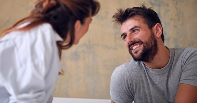 تماس چشمی از حرکات مردی که عاشق شماست