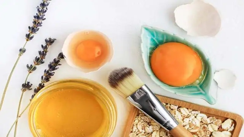 ماسک تخم‌مرغ و روغن زیتون برای خشکی پوست در زمستان