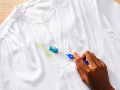 چگونه چسب مژه را از روی لباس پاک کنیم