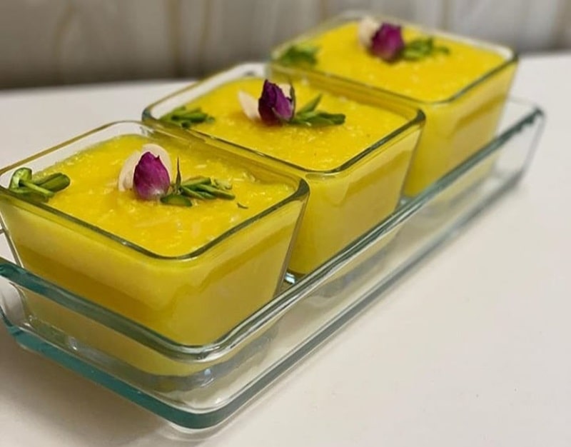 استفاده از گل‌های خوراکی برای زیباسازی شله زرد